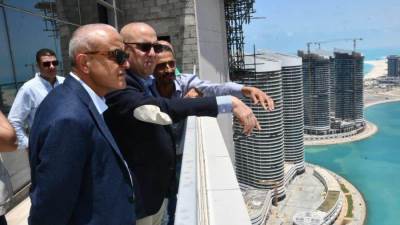 وزير الإسكان يتابع مشروعات مدينة العلمين الجديدة من الطابق الـ42