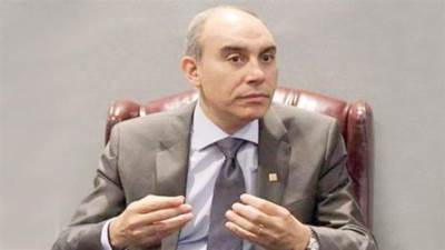 سفير مصر فى باريس يشارك فى مراسم وضع قمة الهرم الذهبى لمسلة الأقصر