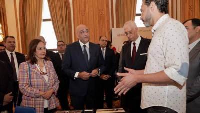 تنمية المشروعات يقيم معرض "اشتري فن مصري" بالتعاون مع اللجنة الوطنية لمكافحة الهجرة غير الشرعية