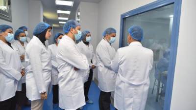 رئيس هيئة الدواء يقوم بزيارة تفقدية لمصنع أوبتالاين للمستلزمات الطبية