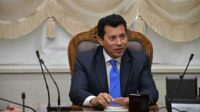 وزير الشباب والرياضة يبحث خطة تطوير مدرسة الموهوبين