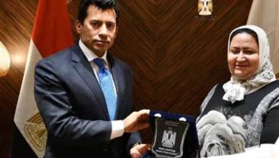 وزير الشباب والرياضة يُكرم مدير عام الإدارة الهندسية بالوزارة