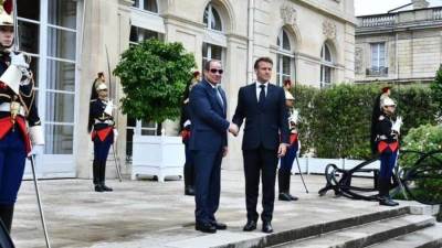 ماكرون يثمن دور مصر في إرساء دعائم الاستقرار في الشرق الأوسط وأفريقيا