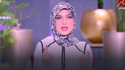 ياسمين عز تقدم فقرة عن الحجاب: لازم تحطي تاج على الطرحة عشان خطيبك ومامته