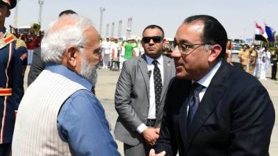 مدبولي يستقبل رئيس وزراء الهند والوفد المرافق له بمطار القاهرة