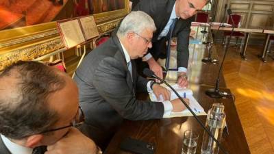 وزير التعليم العالي يوقع على صك هبة "بيت مصر" لصالح اتحاد جامعات باريس