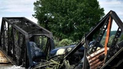 خروج قطار بأمريكا عن مساره وسقوط عرباته في مياه نهر