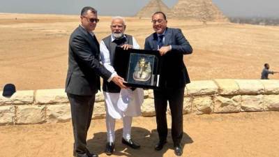 رئيس الوزراء يهدى نظيره الهندى مستنسخاً لقناع توت عنخ آمون كتذكار