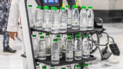 تعرف على كيفية توزيع الربوت لمياه زمزم على الحجاج