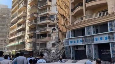 الاستعانة بالكلاب المدربة بحثا عن ضحايا عقار الإسكندرية المنهار