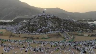 حجاج بيت الله الحرام يتوافدون إلى صعيد عرفات لأداء ركن الحج الأعظم