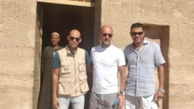 "جوارديولا" يستكمل جولته السياحية فى أسوان بزيارة "جبل السلسلة"