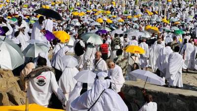 ضيوف الرحمن يتوافدون إلى عرفات وسط منظمة كاملة من الخدمات