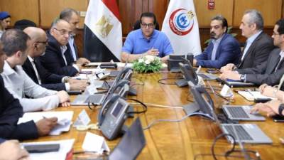 وزير الصحة يترأس غرفة الأزمات والطوارئ بالوزارة لمتابعة خطة التأمين الطبي 