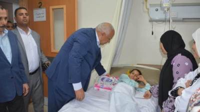 محافظ الوادي الجديد يزور المرضى بمستشفى الخارجة التخصصي ويهنئهم بعيد الأضحى
