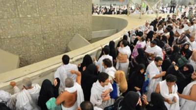 حجاج "ضيوف خادم الحرمين" يرمون جمرة العقبة والعاهل السعودي يتكفل بهديهم