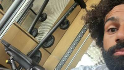 في إجازه عيد الاضحي.. محمد صلاح يؤدي وصلة تدريبات بدنية في الجيم