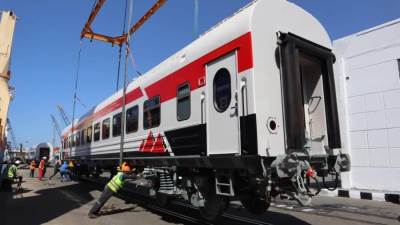 وزير النقل يعلن وصول 15 عربة درجة ثالثة مكيفة جديدة الى ميناء 