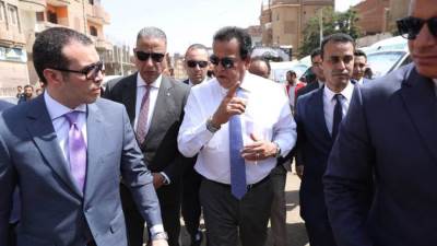 وزير الصحة يتفقد مقر حملة 100 يوم صحة بقرية سنهور ويُشيد بمستوى الخدمات