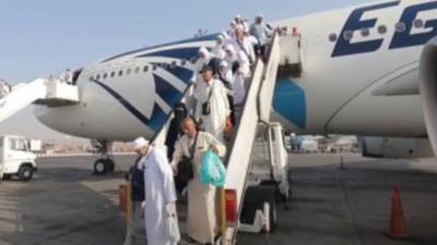 هنيالكم وعقبالى.. وصول أول فوج من حج القرعة لمطار القاهرة