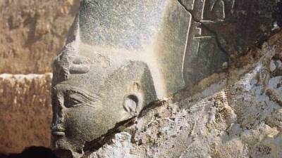 السفارة المصرية تتسلم قطعة أثرية تعود للعصر الفرعوني من الجانب السويسري