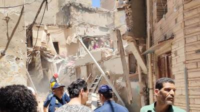 انهيار عقار قديم فى الجمرك بالإسكندرية والبحث عن مفقودين تحت الأنقاض