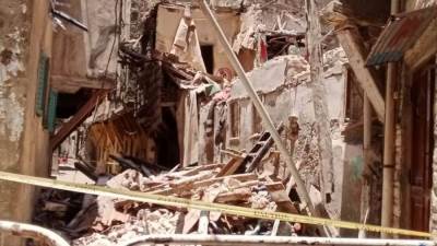 "حى الجمرك": تم قطع المرافق عن العقار المنهار وجارى البحث عن مفقودين