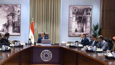 رئيس الوزراء يتابع مع محافظ أسيوط موقف تنفيذ المشروعات بالمحافظة