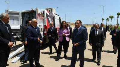 رئيس الوزراء يشهد اصطفاف 20 مركزا تكنولوجيا متنقلا لتقديم الخدمات الحكومية