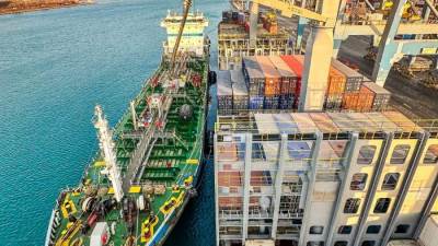 اقتصادية قناة السويس: تنفيذ أول عملية لخدمة تموين سفن بميناء السخنة بنجاح