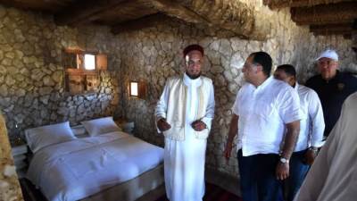 رئيس الوزراء يتفقد أحد المنتجعات السياحية البيئية الشهيرة بالواحة