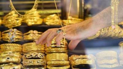 تراجع الدولار ووفرة المعروض يدفعان الذهب للهبوط