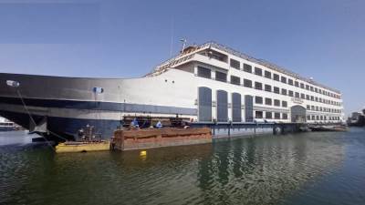 المقاولون العرب تنجح في رفع فندق عائم عملاق ببحيرة ناصر