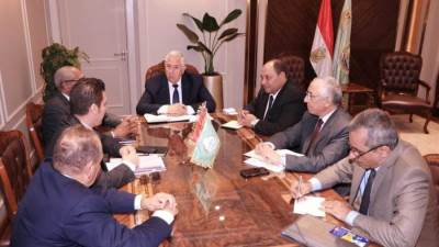 وزير الزراعة يبحث مع مسئولي إحدى كبرى الشركات الليبية زيادة حجم استثمارتهم