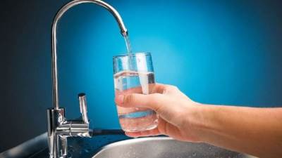 قطع المياه عن التجمع الأول بالكامل بسبب كسر في خط الصرف الصحي