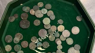 جمارك مطار القاهرة الدولي تضبط محاولة تهريب عدد من العملات المعدنية الأثرية