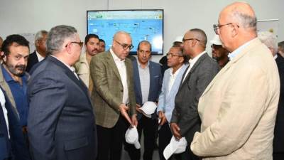وزير الإسكان ومحافظ البحر الأحمر يتفقدان محطة تحلية "اليسر" بطاقة 80 ألف م3 يومياً