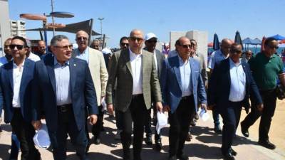 وزير الإسكان ومحافظ البحر الأحمر يتفقدان مشروعى تطوير الممشى السياحى بالغرذقة