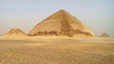 الهرم المنحني بدهشور آمن تماما ولا صحة لما يتردد بسقوط بعض أحجاره