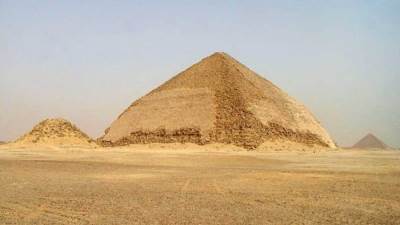 «الآثار» توضح صحة سقوط أحجار الهرم المنحني بدهشور 