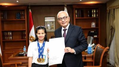 وزير التعليم يكرم أسرع عداءة «داون» في مصر توجت بذهبيتين بمونديال فرنسا