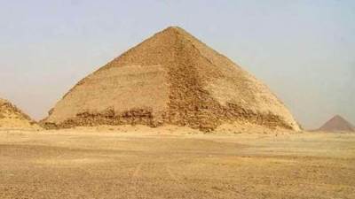 رئيس قطاع الآثار: الصورة المتداولة للهرم المنحني لا تُظهر هبوطا