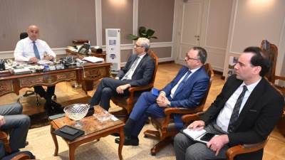 وزير الإسكان يبحث مع مسئولى شركة أكوا باور التعاون فى مجال تحلية مياه البحر