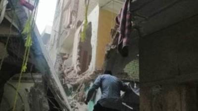 الاستعانة بمعدات ثقيلة لرفع ركام العقار المنهار في حدائق القبة