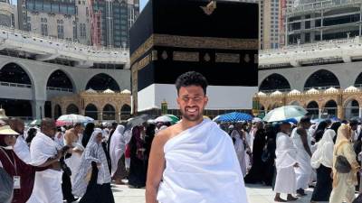 تريزيجيه ينشر صورته أمام الكعبة أثناء أداء مناسك العمرة