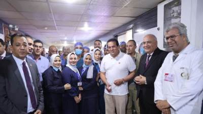 وزير الصحة يطمئن اهالي قرية العليقات: مفيش أي حاجة معدية أو تدعو للذعر