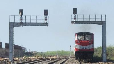 وزير النقل يعلن دخول برج الإشارات الرئيسي بمحطة التينة والمنطقة الاوتوماتيكية بين الكاب والتينة في الخدمة