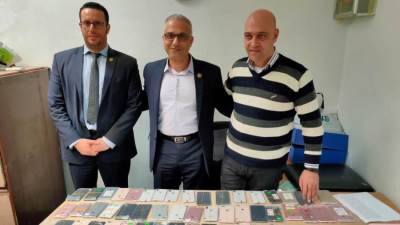 جمارك مطار برج العرب الدولى تضبط محاولة تهريب عدد من الهواتف المحمولة