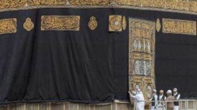 بدء أعمال تغيير كسوة الكعبة المشرفة