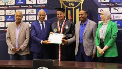 طلعت محرم وطارق سليمان يتسلمان شهادة الدبلومة الأفريقية A